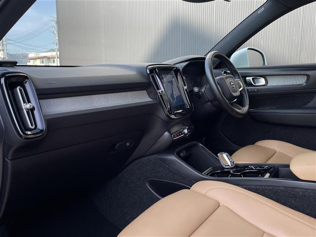 XC40 T4 AWD インスクリプション レザーシート クリスタルノブ 純正ナビ(AM/FM/BT/TV) harman/kardonサウンドACCLKA BSM 360°カメラ CarPlay 全席シートヒーター Pシート(D席/N席)禁煙(12枚目)