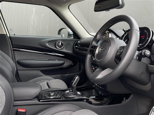 ＭＩＮＩ クーパーＳ　クラブマン　Ｃａｒｐｌａｙ　純生ＯＰ１８インチＡＷ　ドライビングモード　クルコン　インテリジェントセーフティ　ＬＥＤヘッドライト＆フォグ　純ナビ（ＡＭ／ＦＭ／ＢＴ）ミラーＥＴＣ　アイドリングストップ　ＵＳＢ（5枚目）