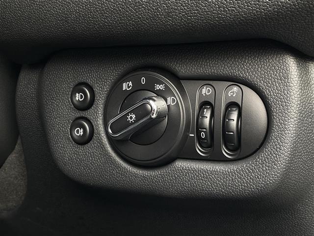ＭＩＮＩ クーパーＳ　クラブマン　Ｃａｒｐｌａｙ　純生ＯＰ１８インチＡＷ　ドライビングモード　クルコン　インテリジェントセーフティ　ＬＥＤヘッドライト＆フォグ　純ナビ（ＡＭ／ＦＭ／ＢＴ）ミラーＥＴＣ　アイドリングストップ　ＵＳＢ（7枚目）