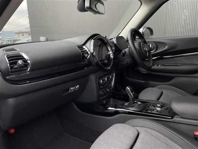 ＭＩＮＩ クーパーＳ　クラブマン　Ｃａｒｐｌａｙ　純生ＯＰ１８インチＡＷ　ドライビングモード　クルコン　インテリジェントセーフティ　ＬＥＤヘッドライト＆フォグ　純ナビ（ＡＭ／ＦＭ／ＢＴ）ミラーＥＴＣ　アイドリングストップ　ＵＳＢ（10枚目）