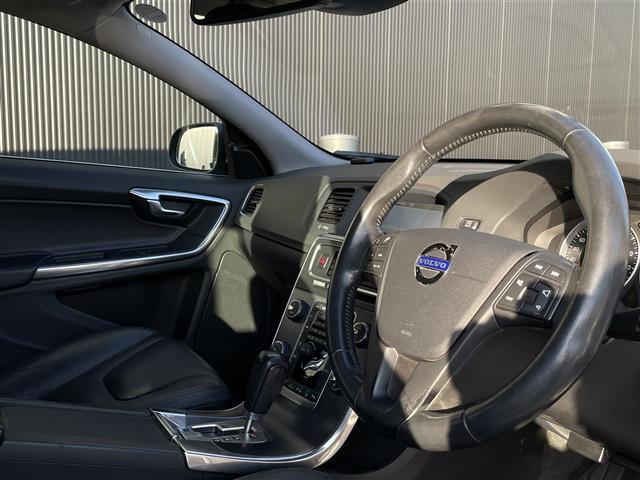 Ｖ６０ ドライブｅ　当店買取車　ワンオーナー　ＡＣＣ　ＢＬＩＳ　インテリセーフ　黒革シート　ＰＷシート　シートヒーター　プッシュスタート　ＨＩＤヘッドライト　純正ナビ　ＴＶ　Ｂ／Ｔ　バックカメラ　ＥＴＣ　パークセンサー（5枚目）