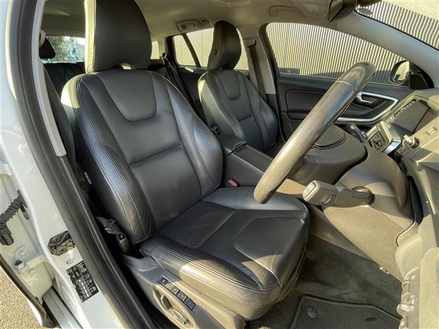 Ｖ６０ ドライブｅ　当店買取車　ワンオーナー　ＡＣＣ　ＢＬＩＳ　インテリセーフ　黒革シート　ＰＷシート　シートヒーター　プッシュスタート　ＨＩＤヘッドライト　純正ナビ　ＴＶ　Ｂ／Ｔ　バックカメラ　ＥＴＣ　パークセンサー（7枚目）