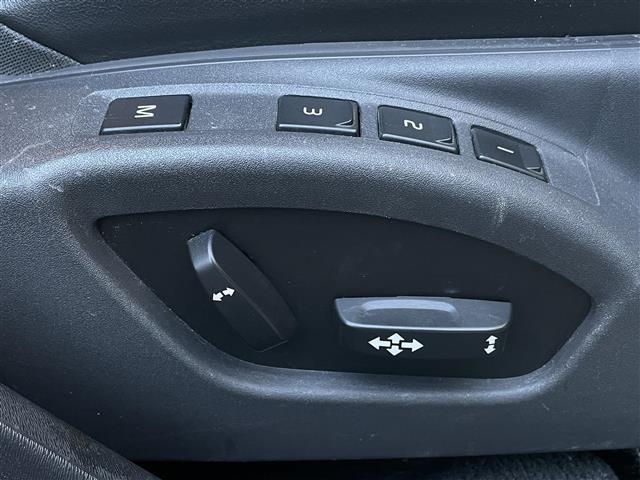 Ｖ６０ ドライブｅ　当店買取車　ワンオーナー　ＡＣＣ　ＢＬＩＳ　インテリセーフ　黒革シート　ＰＷシート　シートヒーター　プッシュスタート　ＨＩＤヘッドライト　純正ナビ　ＴＶ　Ｂ／Ｔ　バックカメラ　ＥＴＣ　パークセンサー（8枚目）