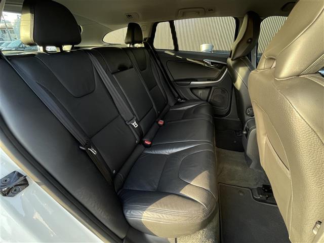 Ｖ６０ ドライブｅ　当店買取車　ワンオーナー　ＡＣＣ　ＢＬＩＳ　インテリセーフ　黒革シート　ＰＷシート　シートヒーター　プッシュスタート　ＨＩＤヘッドライト　純正ナビ　ＴＶ　Ｂ／Ｔ　バックカメラ　ＥＴＣ　パークセンサー（12枚目）