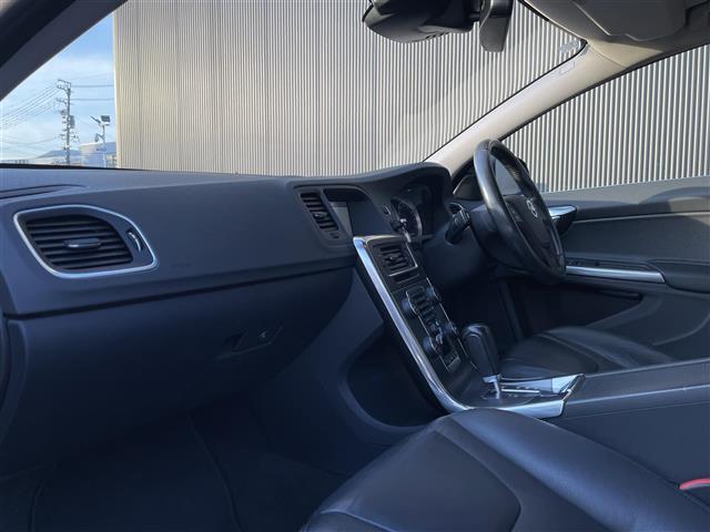 Ｖ６０ ドライブｅ　当店買取車　ワンオーナー　ＡＣＣ　ＢＬＩＳ　インテリセーフ　黒革シート　ＰＷシート　シートヒーター　プッシュスタート　ＨＩＤヘッドライト　純正ナビ　ＴＶ　Ｂ／Ｔ　バックカメラ　ＥＴＣ　パークセンサー（13枚目）