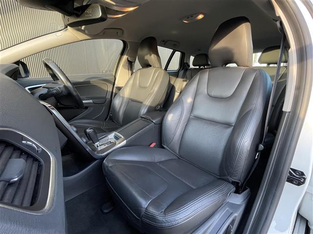 Ｖ６０ ドライブｅ　当店買取車　ワンオーナー　ＡＣＣ　ＢＬＩＳ　インテリセーフ　黒革シート　ＰＷシート　シートヒーター　プッシュスタート　ＨＩＤヘッドライト　純正ナビ　ＴＶ　Ｂ／Ｔ　バックカメラ　ＥＴＣ　パークセンサー（14枚目）