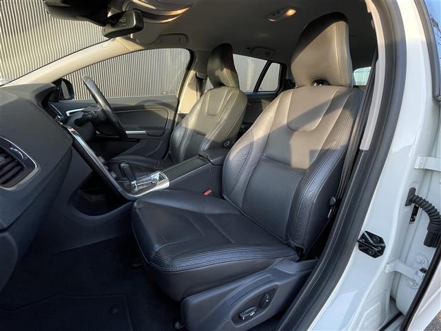 Ｖ６０ ドライブｅ　当店買取車　ワンオーナー　ＡＣＣ　ＢＬＩＳ　インテリセーフ　黒革シート　ＰＷシート　シートヒーター　プッシュスタート　ＨＩＤヘッドライト　純正ナビ　ＴＶ　Ｂ／Ｔ　バックカメラ　ＥＴＣ　パークセンサー（16枚目）