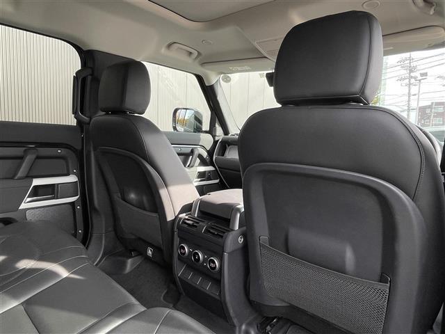 ディフェンダー １１０ＸＳエディション　Ｐ３００　１オーナー　ガラスルーフ　黒革シート　ＰＷシート　シートヒーター　ＭＥＲＩＤＩＡＮサウンド　ナビ　３６０°カメラ　ＡＣＣ　ＬＫＡ　ＢＳＭ　純正前後ドライブレコーダー　クーラーＢＯＸ　ＬＥＤヘッドライト（8枚目）