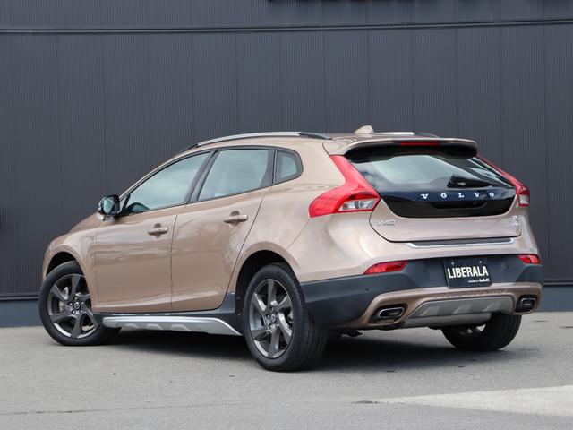 Ｖ４０ クロスカントリー　Ｔ５　ＡＷＤ　ツートンレザーシート　インテリセーフ　ＡＣＣ　衝突軽減Ｂ　ＬＫＡ　ＢＬＩＳ　純正ナビＴＶ　バックカメラ　パワーシート／ヒーター　パーキングアシスト　スマートキー　純正１７ＡＷ（24枚目）