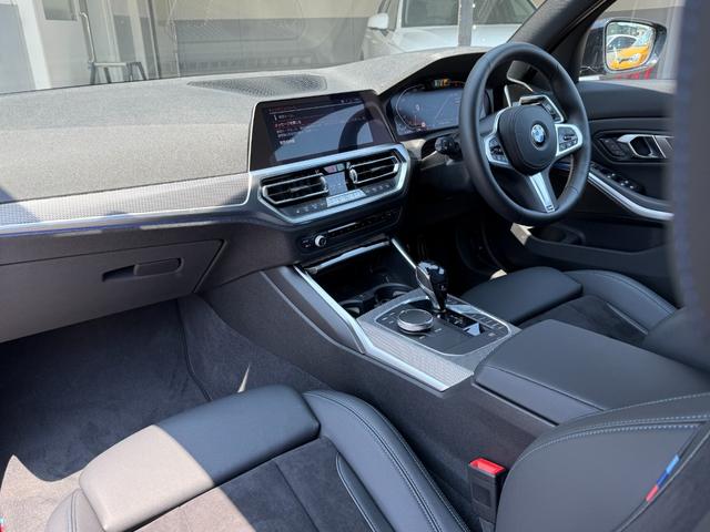 ３シリーズ ３２０ｉツーリング　Ｍスポーツ　ファストトラックＰＫＧ　ブルーキャリパー　純正ナビ　３６０°　ＣａｒＰｌａｙ　ＡＣＣ　衝突軽減Ｂ　レーンディパチャーＷ　パーキングＡ　パワーシート／ヒーター　アンビエントライト　　１９ＡＷ（40枚目）