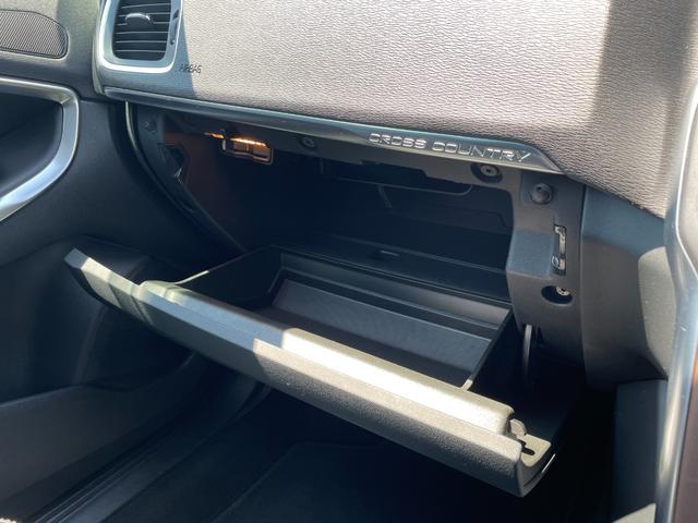 Ｖ４０ クロスカントリー　Ｔ５　ＡＷＤ　サマム　パノラマガラスルーフ　ｈａｒｍａｎ／ｋａｒｄｏｎ　黒革シート　ＰＷシート　シートヒーター　ウッドパネル　純正ナビ　バックカメラ　ＴＶ　ｂｌｕｅｔｏｏｔｈ　ＥＴＣ　ＬＥＤヘッドライト（35枚目）