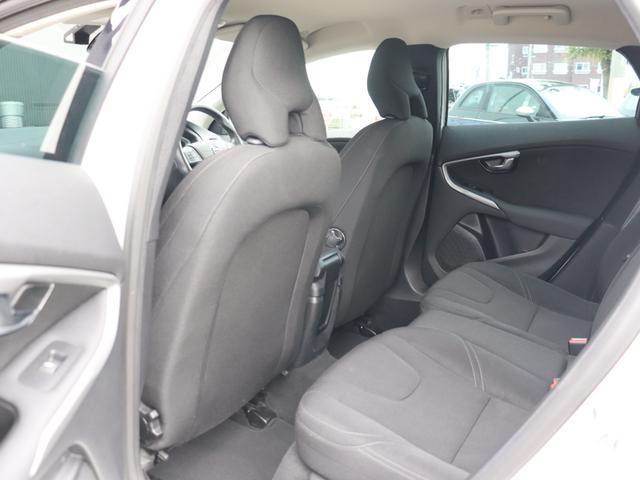 Ｖ４０ Ｄ４　キネティック　純正ナビ　バックカメラ　ＡＣＣ　衝突軽減ブレーキ　レーンキープアシスト　ブラインドスポットモニター　パークセンサー　純正１６ＡＷ　スマートキー　ＥＴＣ　ドラレコ　ＬＥＤヘッドライト（16枚目）