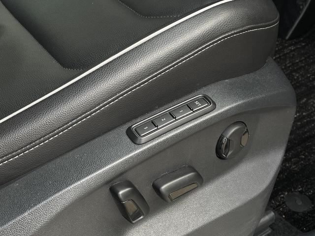 ティグアン ＴＤＩ　４モーション　Ｒライン　ブラックスタイル　黒革シート　ＰＷシート　ＨＵＤ　ＡＣＣ　ＬＫＡ　ＢＳＭ　パークアシスト　ＤｉｓｃｏｖｅｒＰｒｏナビ　３６０°カメラ　ＡｎｄｒｏｉｄＡｕｔｏ　ＡｐｐｌｅＣａｒＰｌａｙ　全席シートヒーター　ＰＷバックドア（7枚目）