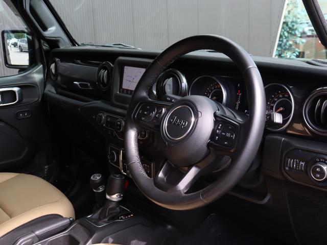 ジープ・ラングラーアンリミテッド ブラック＆タン　限定車　ソフトトップ　専用タン色バケットシートＵｃｏｎｎｅｃｔ　ＡｐｐｌｅＣａｒＰｌａｙ　ＡｎｄｒｏｉｄＡｕｔｏ　ＡＣＣ　パークセンス　バックカメラ　サイドカメラ　専用１７インチＡＷ　スマートキー（5枚目）