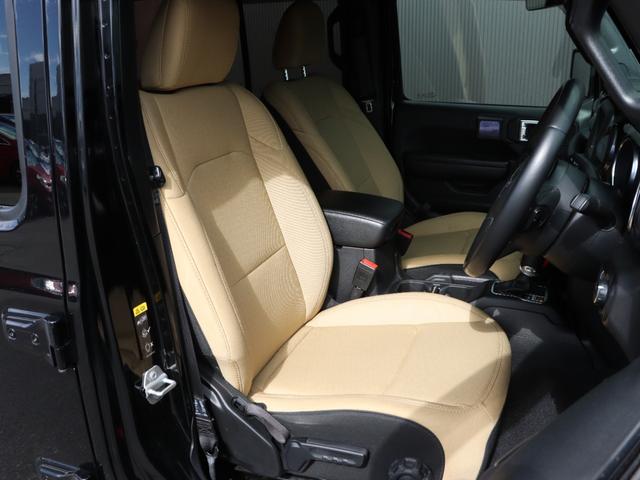 ジープ・ラングラーアンリミテッド ブラック＆タン　限定車　ソフトトップ　専用タン色バケットシートＵｃｏｎｎｅｃｔ　ＡｐｐｌｅＣａｒＰｌａｙ　ＡｎｄｒｏｉｄＡｕｔｏ　ＡＣＣ　パークセンス　バックカメラ　サイドカメラ　専用１７インチＡＷ　スマートキー（6枚目）