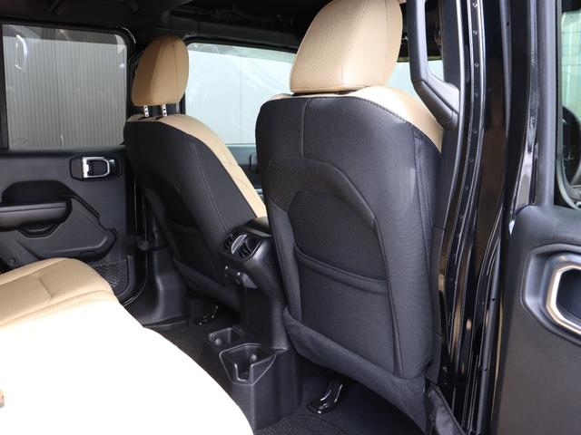 ジープ・ラングラーアンリミテッド ブラック＆タン　限定車　ソフトトップ　専用タン色バケットシートＵｃｏｎｎｅｃｔ　ＡｐｐｌｅＣａｒＰｌａｙ　ＡｎｄｒｏｉｄＡｕｔｏ　ＡＣＣ　パークセンス　バックカメラ　サイドカメラ　専用１７インチＡＷ　スマートキー（7枚目）