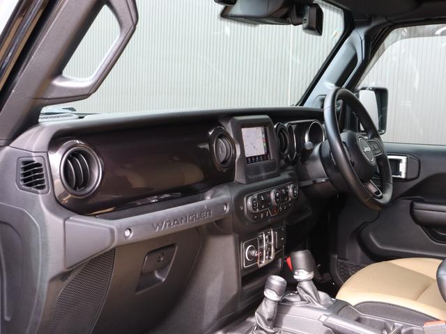 ジープ・ラングラーアンリミテッド ブラック＆タン　限定車　ソフトトップ　専用タン色バケットシートＵｃｏｎｎｅｃｔ　ＡｐｐｌｅＣａｒＰｌａｙ　ＡｎｄｒｏｉｄＡｕｔｏ　ＡＣＣ　パークセンス　バックカメラ　サイドカメラ　専用１７インチＡＷ　スマートキー（9枚目）