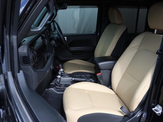 ジープ・ラングラーアンリミテッド ブラック＆タン　限定車　ソフトトップ　専用タン色バケットシートＵｃｏｎｎｅｃｔ　ＡｐｐｌｅＣａｒＰｌａｙ　ＡｎｄｒｏｉｄＡｕｔｏ　ＡＣＣ　パークセンス　バックカメラ　サイドカメラ　専用１７インチＡＷ　スマートキー（10枚目）