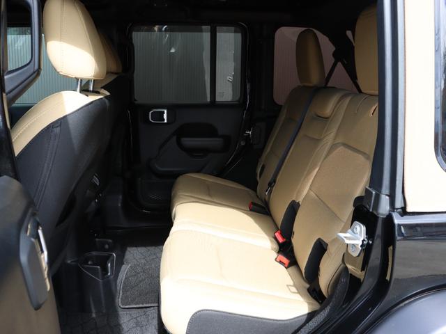 ジープ・ラングラーアンリミテッド ブラック＆タン　限定車　ソフトトップ　専用タン色バケットシートＵｃｏｎｎｅｃｔ　ＡｐｐｌｅＣａｒＰｌａｙ　ＡｎｄｒｏｉｄＡｕｔｏ　ＡＣＣ　パークセンス　バックカメラ　サイドカメラ　専用１７インチＡＷ　スマートキー（11枚目）