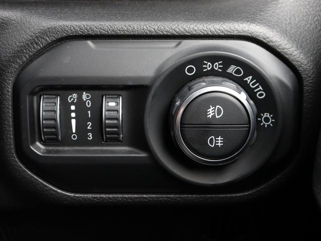 ジープ・ラングラーアンリミテッド ブラック＆タン　限定車　ソフトトップ　専用タン色バケットシートＵｃｏｎｎｅｃｔ　ＡｐｐｌｅＣａｒＰｌａｙ　ＡｎｄｒｏｉｄＡｕｔｏ　ＡＣＣ　パークセンス　バックカメラ　サイドカメラ　専用１７インチＡＷ　スマートキー（15枚目）