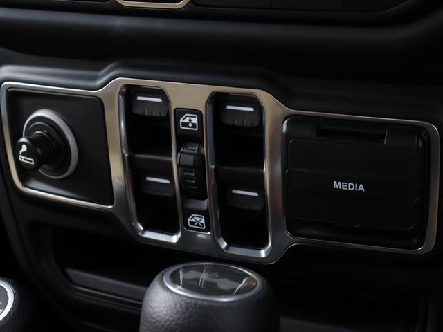 ジープ・ラングラーアンリミテッド ブラック＆タン　限定車　ソフトトップ　専用タン色バケットシートＵｃｏｎｎｅｃｔ　ＡｐｐｌｅＣａｒＰｌａｙ　ＡｎｄｒｏｉｄＡｕｔｏ　ＡＣＣ　パークセンス　バックカメラ　サイドカメラ　専用１７インチＡＷ　スマートキー（23枚目）