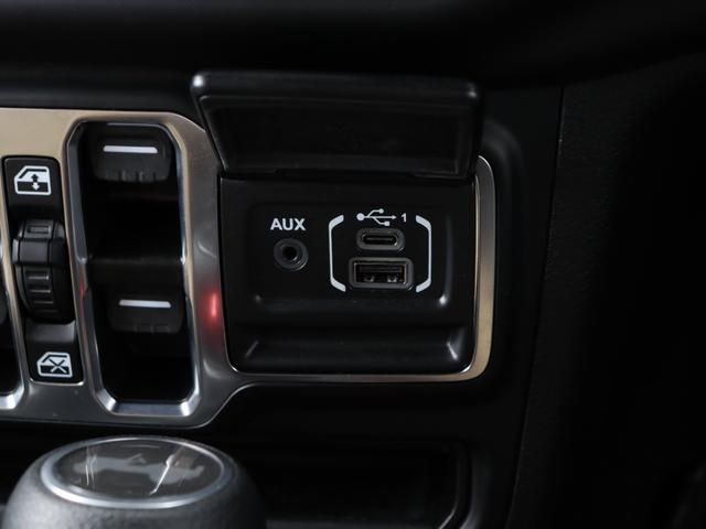 ジープ・ラングラーアンリミテッド ブラック＆タン　限定車　ソフトトップ　専用タン色バケットシートＵｃｏｎｎｅｃｔ　ＡｐｐｌｅＣａｒＰｌａｙ　ＡｎｄｒｏｉｄＡｕｔｏ　ＡＣＣ　パークセンス　バックカメラ　サイドカメラ　専用１７インチＡＷ　スマートキー（24枚目）
