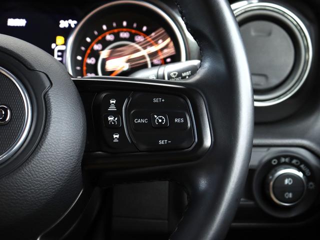 ジープ・ラングラーアンリミテッド ブラック＆タン　限定車　ソフトトップ　専用タン色バケットシートＵｃｏｎｎｅｃｔ　ＡｐｐｌｅＣａｒＰｌａｙ　ＡｎｄｒｏｉｄＡｕｔｏ　ＡＣＣ　パークセンス　バックカメラ　サイドカメラ　専用１７インチＡＷ　スマートキー（31枚目）