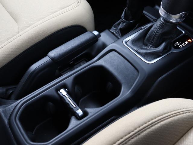 ジープ・ラングラーアンリミテッド ブラック＆タン　限定車　ソフトトップ　専用タン色バケットシートＵｃｏｎｎｅｃｔ　ＡｐｐｌｅＣａｒＰｌａｙ　ＡｎｄｒｏｉｄＡｕｔｏ　ＡＣＣ　パークセンス　バックカメラ　サイドカメラ　専用１７インチＡＷ　スマートキー（35枚目）