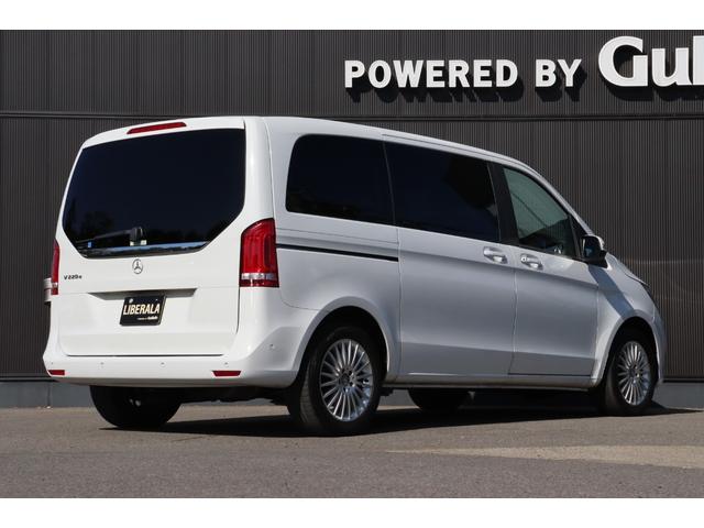 Ｖクラス Ｖ２２０ｄ　両側パワースライドドア　レーダーセーフティＰＫＧ　黒革シート　シートヒーター　レーダークルーズコントロール　パノラミックビューモニター　クリアランスソナー　純正ナビ　純１７ＡＷ　電動リアゲート　ＥＴＣ（5枚目）