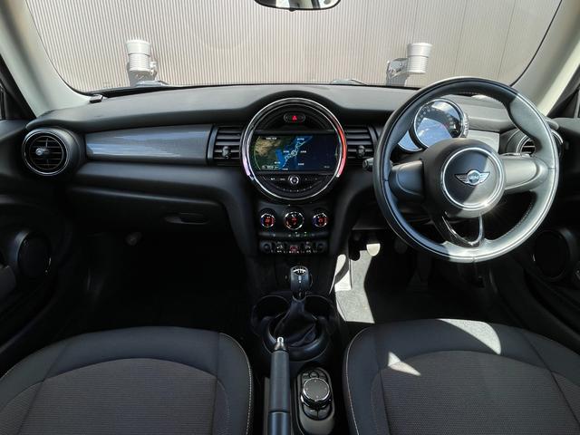 MINI クーパー 6速MT ナビゲーションパッケージ ペッパーパッケージ ミニエキサイトメントパッケージ コンフォートアクセス レインセンサー アンビエントライト ストレージコンパートメント ETC スマートキー(4枚目)