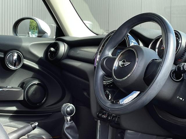 MINI クーパー 6速MT ナビゲーションパッケージ ペッパーパッケージ ミニエキサイトメントパッケージ コンフォートアクセス レインセンサー アンビエントライト ストレージコンパートメント ETC スマートキー(5枚目)