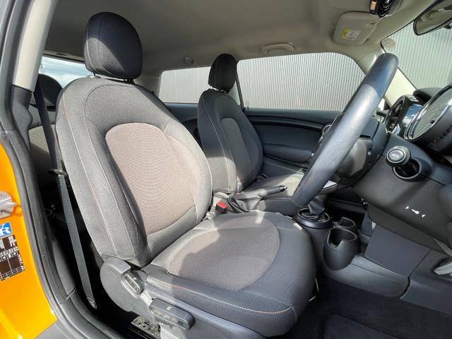 MINI クーパー 6速MT ナビゲーションパッケージ ペッパーパッケージ ミニエキサイトメントパッケージ コンフォートアクセス レインセンサー アンビエントライト ストレージコンパートメント ETC スマートキー(6枚目)