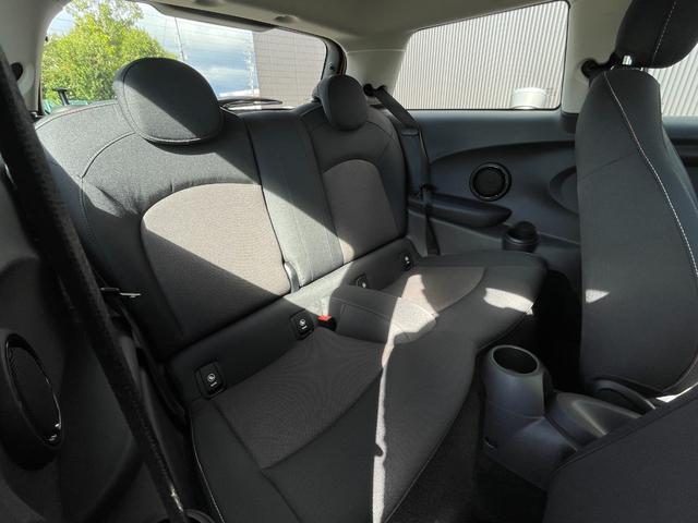 MINI クーパー 6速MT ナビゲーションパッケージ ペッパーパッケージ ミニエキサイトメントパッケージ コンフォートアクセス レインセンサー アンビエントライト ストレージコンパートメント ETC スマートキー(8枚目)