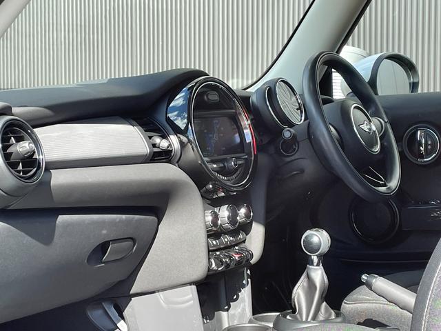 MINI クーパー 6速MT ナビゲーションパッケージ ペッパーパッケージ ミニエキサイトメントパッケージ コンフォートアクセス レインセンサー アンビエントライト ストレージコンパートメント ETC スマートキー(9枚目)