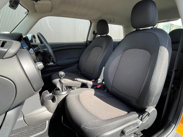 MINI クーパー 6速MT ナビゲーションパッケージ ペッパーパッケージ ミニエキサイトメントパッケージ コンフォートアクセス レインセンサー アンビエントライト ストレージコンパートメント ETC スマートキー(11枚目)