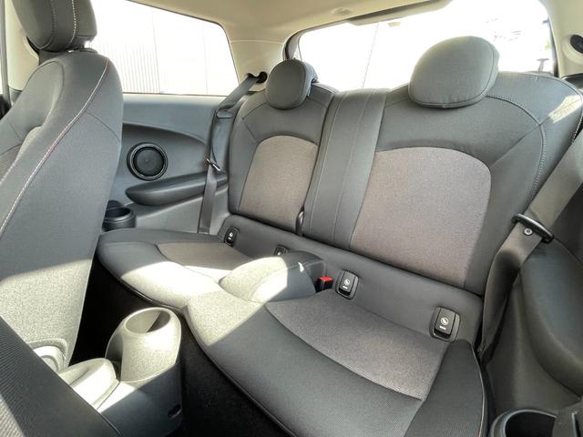 MINI クーパー 6速MT ナビゲーションパッケージ ペッパーパッケージ ミニエキサイトメントパッケージ コンフォートアクセス レインセンサー アンビエントライト ストレージコンパートメント ETC スマートキー(12枚目)