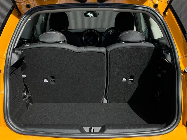 MINI クーパー 6速MT ナビゲーションパッケージ ペッパーパッケージ ミニエキサイトメントパッケージ コンフォートアクセス レインセンサー アンビエントライト ストレージコンパートメント ETC スマートキー(13枚目)