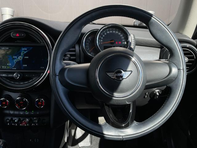 MINI クーパー 6速MT ナビゲーションパッケージ ペッパーパッケージ ミニエキサイトメントパッケージ コンフォートアクセス レインセンサー アンビエントライト ストレージコンパートメント ETC スマートキー(14枚目)