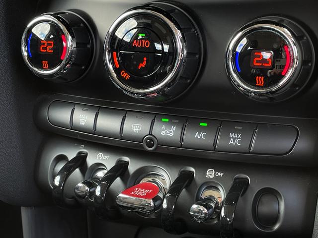 MINI クーパー 6速MT ナビゲーションパッケージ ペッパーパッケージ ミニエキサイトメントパッケージ コンフォートアクセス レインセンサー アンビエントライト ストレージコンパートメント ETC スマートキー(21枚目)