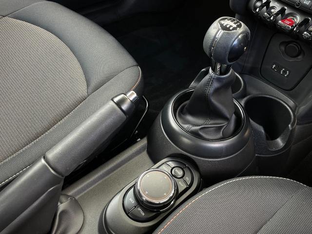 MINI クーパー 6速MT ナビゲーションパッケージ ペッパーパッケージ ミニエキサイトメントパッケージ コンフォートアクセス レインセンサー アンビエントライト ストレージコンパートメント ETC スマートキー(24枚目)