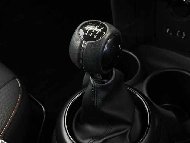 MINI クーパー 6速MT ナビゲーションパッケージ ペッパーパッケージ ミニエキサイトメントパッケージ コンフォートアクセス レインセンサー アンビエントライト ストレージコンパートメント ETC スマートキー(25枚目)