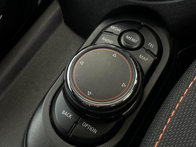 MINI クーパー 6速MT ナビゲーションパッケージ ペッパーパッケージ ミニエキサイトメントパッケージ コンフォートアクセス レインセンサー アンビエントライト ストレージコンパートメント ETC スマートキー(26枚目)