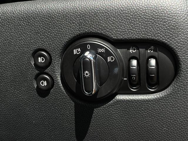 MINI クーパー 6速MT ナビゲーションパッケージ ペッパーパッケージ ミニエキサイトメントパッケージ コンフォートアクセス レインセンサー アンビエントライト ストレージコンパートメント ETC スマートキー(27枚目)