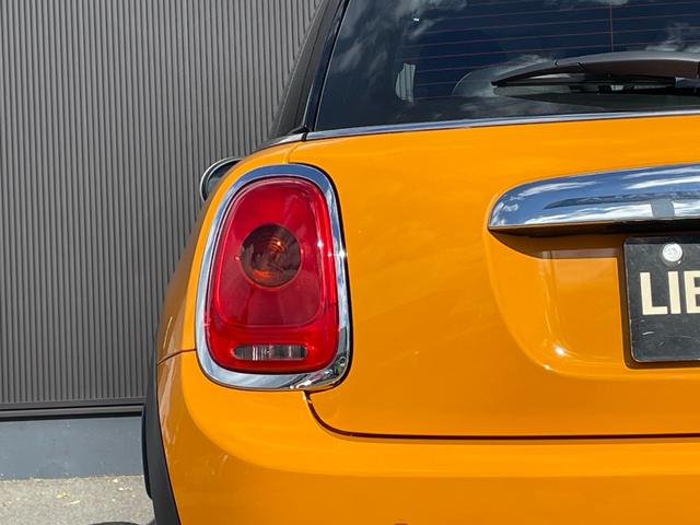 MINI クーパー 6速MT ナビゲーションパッケージ ペッパーパッケージ ミニエキサイトメントパッケージ コンフォートアクセス レインセンサー アンビエントライト ストレージコンパートメント ETC スマートキー(31枚目)