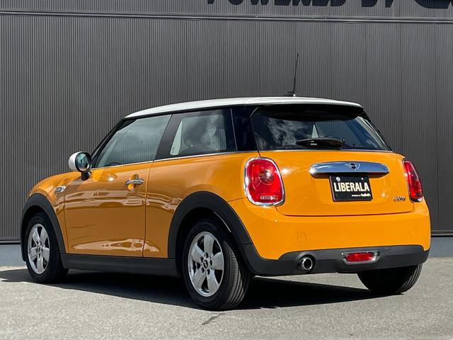 MINI クーパー 6速MT ナビゲーションパッケージ ペッパーパッケージ ミニエキサイトメントパッケージ コンフォートアクセス レインセンサー アンビエントライト ストレージコンパートメント ETC スマートキー(37枚目)