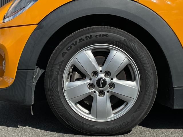 MINI クーパー 6速MT ナビゲーションパッケージ ペッパーパッケージ ミニエキサイトメントパッケージ コンフォートアクセス レインセンサー アンビエントライト ストレージコンパートメント ETC スマートキー(39枚目)