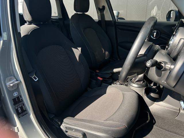 ＭＩＮＩ クーパーＤ　ペッパーパッケージ（ライトＰＫＧ／ストレージコンパートメント／レインセンサー）　ＭＩＮＩエキサイトメントＰＫＧ　純正ナビ　バックカメラ　ＬＥＤヘッドライト＆フォグ　スマートキー　ＥＴＣ（6枚目）