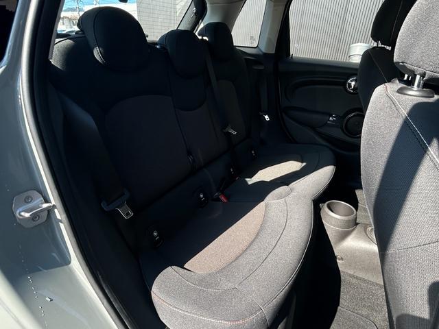 ＭＩＮＩ クーパーＤ　ペッパーパッケージ（ライトＰＫＧ／ストレージコンパートメント／レインセンサー）　ＭＩＮＩエキサイトメントＰＫＧ　純正ナビ　バックカメラ　ＬＥＤヘッドライト＆フォグ　スマートキー　ＥＴＣ（8枚目）