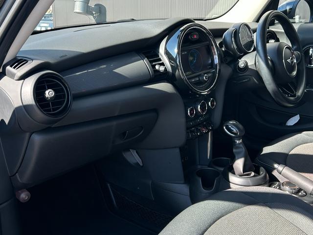 ＭＩＮＩ クーパーＤ　ペッパーパッケージ（ライトＰＫＧ／ストレージコンパートメント／レインセンサー）　ＭＩＮＩエキサイトメントＰＫＧ　純正ナビ　バックカメラ　ＬＥＤヘッドライト＆フォグ　スマートキー　ＥＴＣ（11枚目）