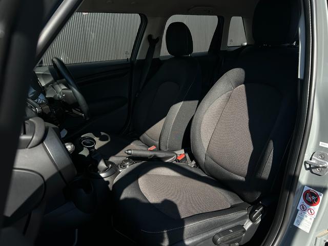 ＭＩＮＩ クーパーＤ　ペッパーパッケージ（ライトＰＫＧ／ストレージコンパートメント／レインセンサー）　ＭＩＮＩエキサイトメントＰＫＧ　純正ナビ　バックカメラ　ＬＥＤヘッドライト＆フォグ　スマートキー　ＥＴＣ（12枚目）